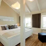 Pia Marie App 1 *